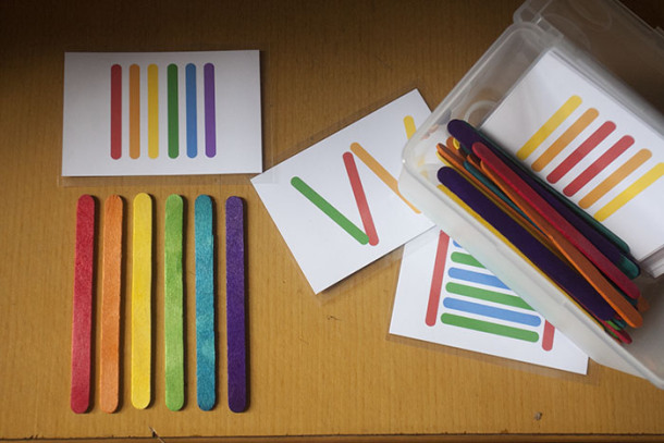 Jogo palitos com bolinhas coloridas TEAtividades - Psicologia da  Aprendizagem