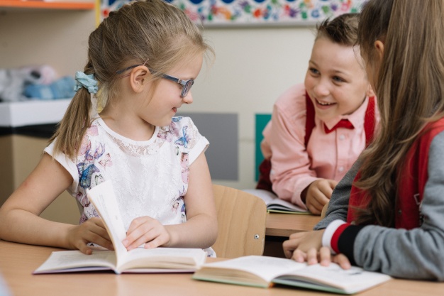 estudantes-sentados-em-sala-de-aula-conversando_23-2147664219