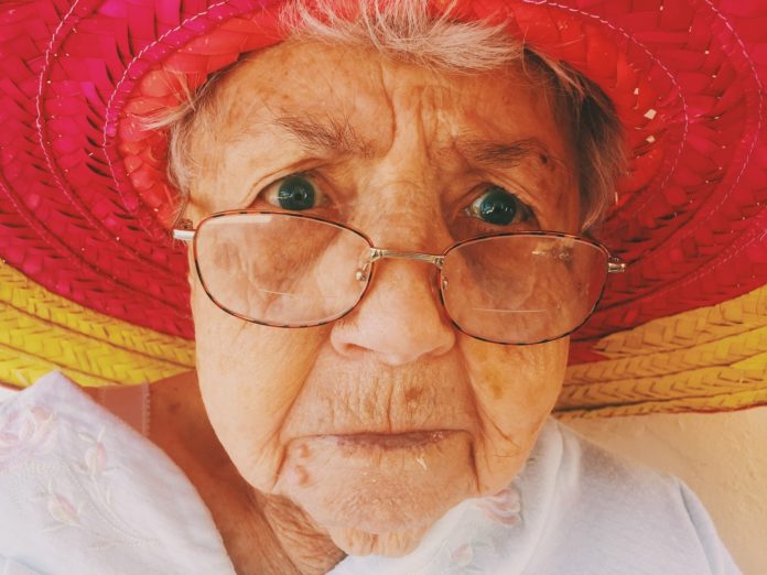 old-woman-945448_1920